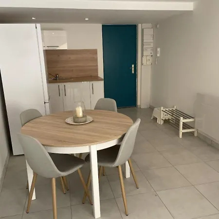 Appartement Climatise Avec Cour En Centre Ville Carpentras Exterior foto
